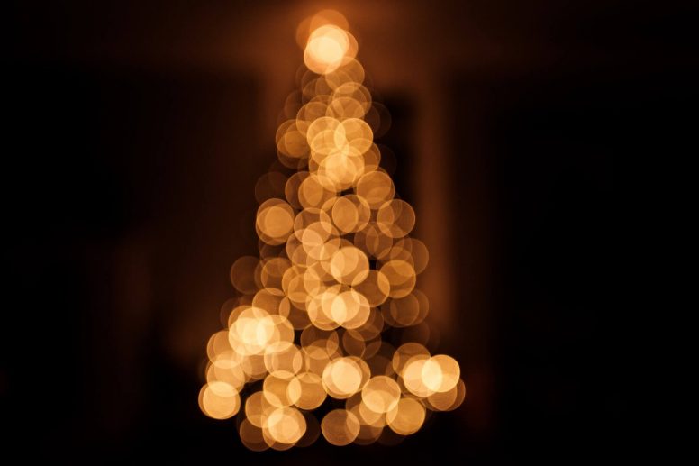 Una imagen de las luces de un árbol de navidad desenfocadas