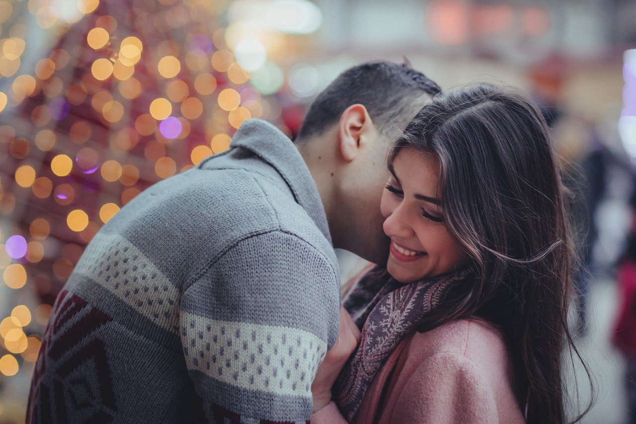pareja besándose en Navidad